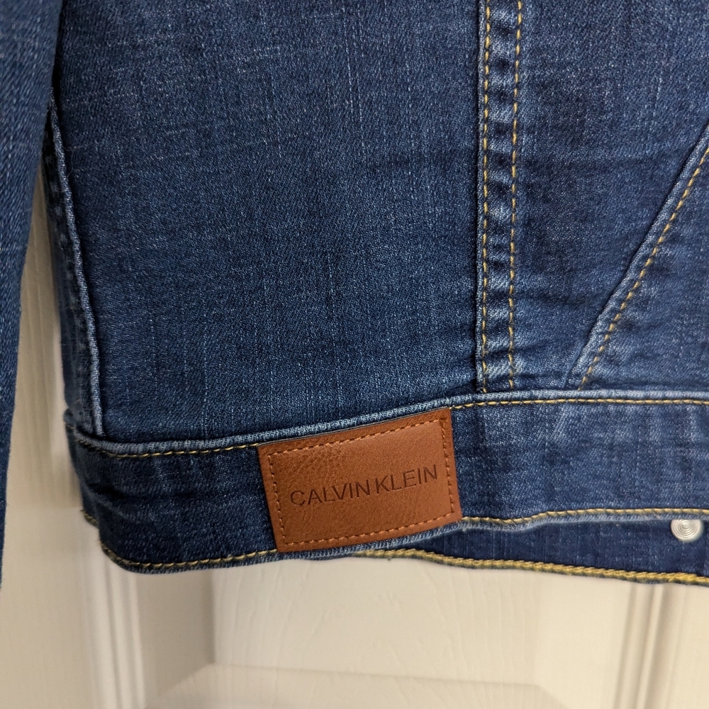 Calvin Klein cropped denim jacket - Picture 8 of 10